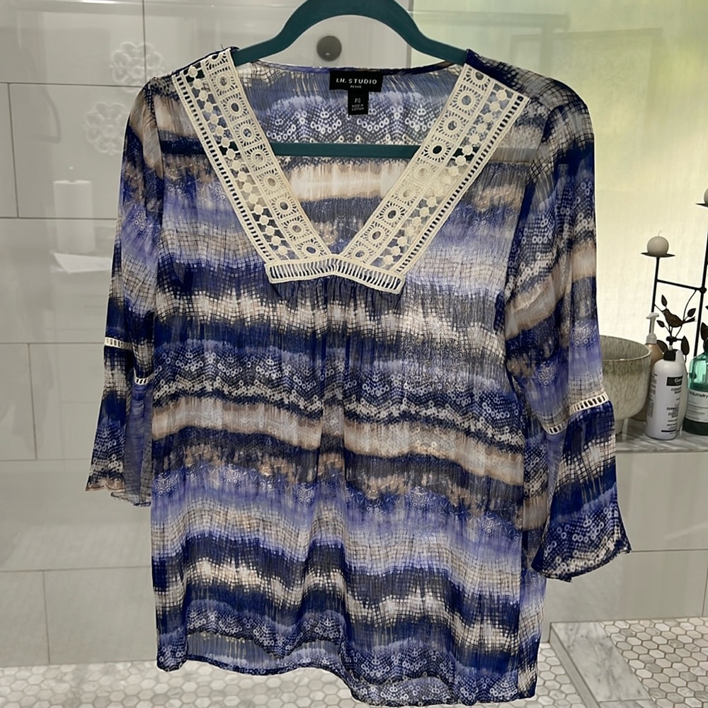 Never worn brand new from Dillard. Excellent condition beautiful casual top